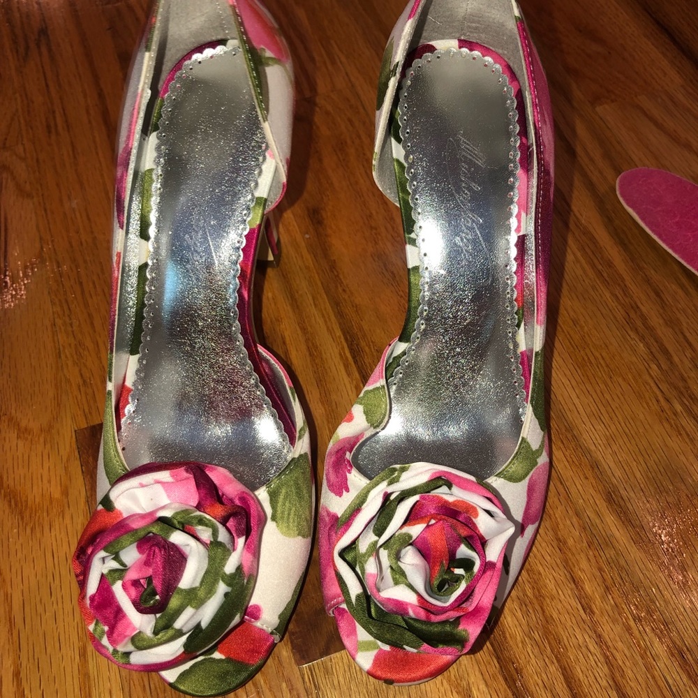 Floral shoes never been worn 🌹